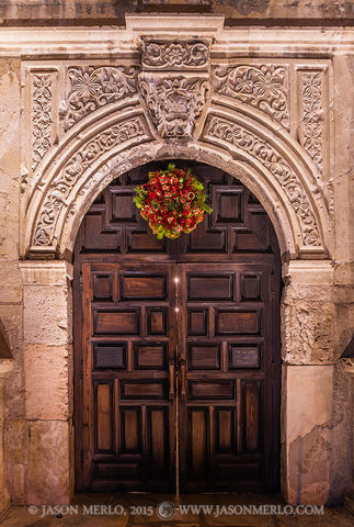 2015121902, Alamo door at Christmas