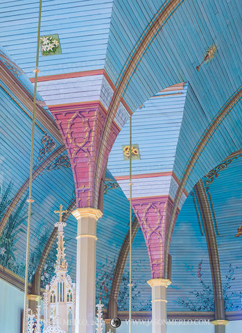 2017080228, Painted columns